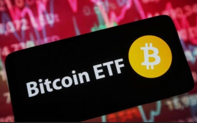 Absteigender roter Kurs-Chart im Hintergrund mit einer goldenen Bitcoin-Münze im Vordergrund