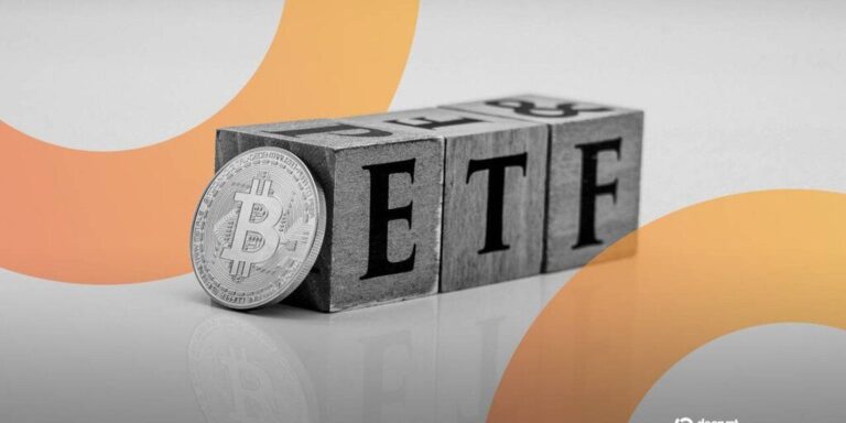 Ein roter Abwärts-Chart hinter einer physischen Bitcoin-Münze auf dunklem Hintergrund
