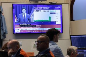 Trading-Chart mit steigender Kurve und einer großen Bitcoin-Münze im Vordergrund