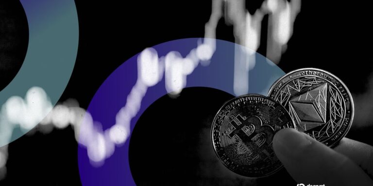 Ein roter Kurs-Chart, der einen Abwärtstrend anzeigt, mit einer Bitcoin- und einer Ethereum-Münze im Vordergrund.