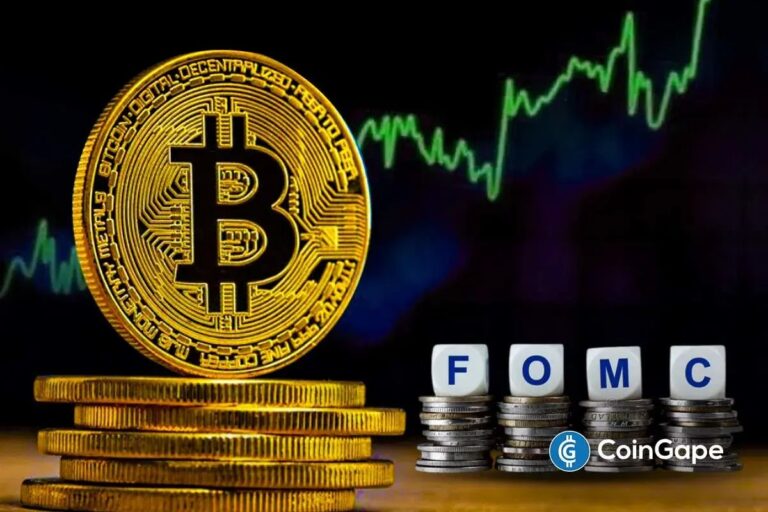 Eine leuchtende Bitcoin-Münze vor einem Kurs-Chart und dem Gebäude der US-Notenbank