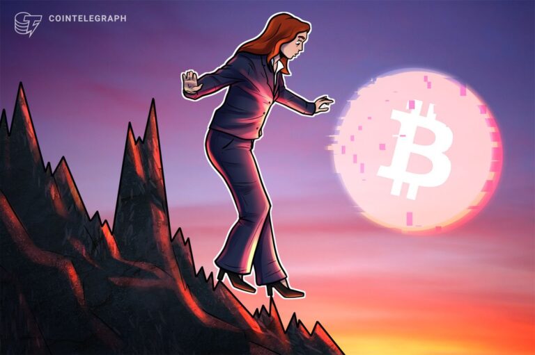 Eine physische Bitcoin-Münze liegt auf einem ansteigenden Kurs-Chart vor dem Gebäude der US-Notenbank