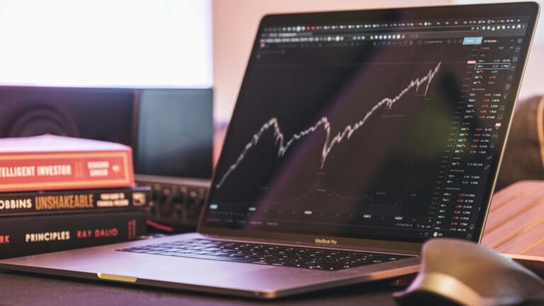 Roter fallender Pfeil über einem Bitcoin-Chart, der eine bärische Marktstimmung symbolisiert
