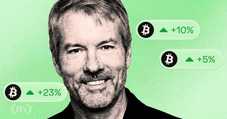 Michael Saylor steht vor einem digitalen Bitcoin-Logo und aufsteigenden Kurs-Charts