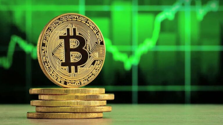 Aufsteigender Kurs-Chart im Hintergrund mit einer goldenen Bitcoin-Münze, die Marktreife und Stabilität symbolisiert