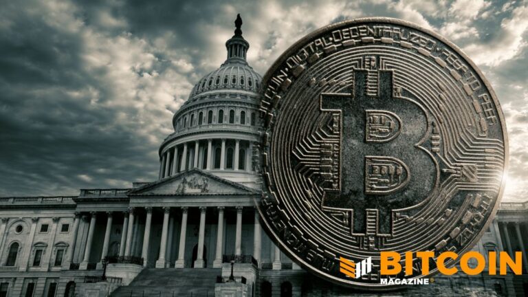 Das Gebäude der US-Börsenaufsicht SEC mit einem leuchtenden Bitcoin-Symbol im Vordergrund