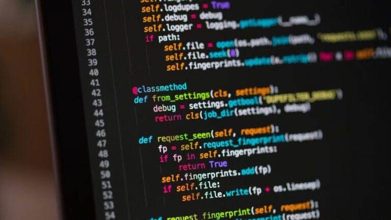 Ein leuchtendes Bitcoin-Logo auf einem digitalen Schaltkreis, das die Sicherheit durch Kryptografie symbolisiert.