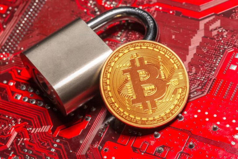 Porträt von Michael Saylor vor einem digitalen Bitcoin-Netzwerk und Kurs-Charts im Hintergrund
