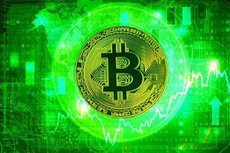 Physische Bitcoin-Münze vor einem steil ansteigenden Kurs-Chart