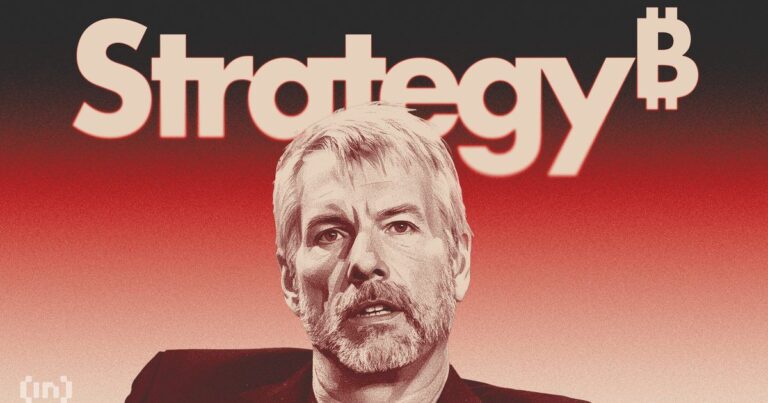 Ein Firmengebäude von MicroStrategy mit einem überlagerten Bitcoin-Logo und einem fallenden Kurschart