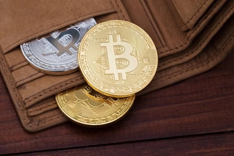 Eine physische Bitcoin-Münze vor einem digitalen Tresor und abstrakten Datenströmen.