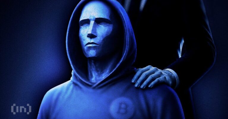 Ein goldener Bitcoin mit einem aufsteigenden Kurs-Chart und dem Umriss eines Wals, der Krypto-Investitionen symbolisiert.