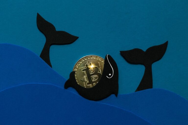 Ein leuchtender Bitcoin neben einem aufwärts gerichteten Kurs-Chart auf einem dunklen Hintergrund