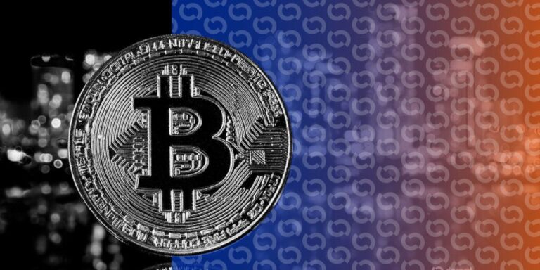 Ein steigender Bitcoin-Kurs Chart vor dem Hintergrund von US-Dollar-Symbolen