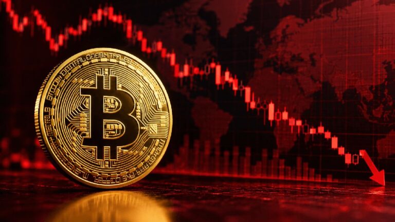 Bitcoin-Münze vor einem fallenden roten Kurs-Chart und Weltkarte