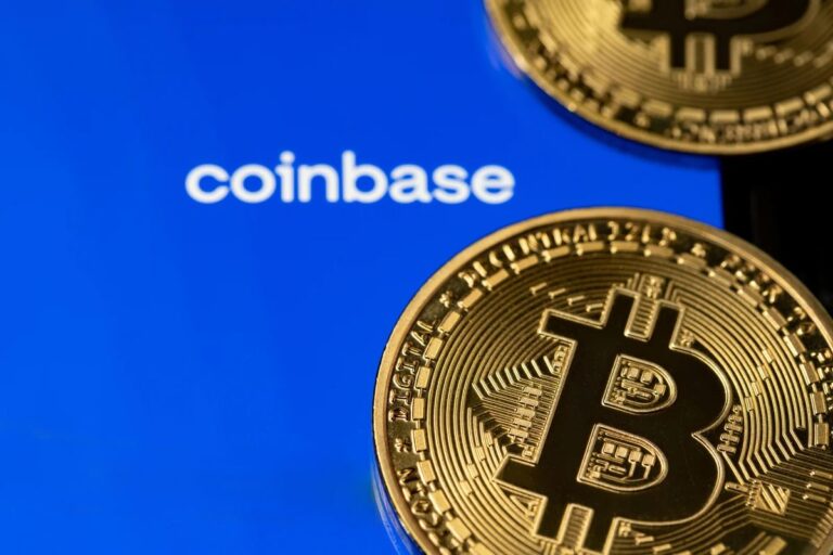 Portrait von Coinbase-CEO Brian Armstrong vor einem leuchtenden Bitcoin-Logo und aufsteigenden Kurs-Charts.