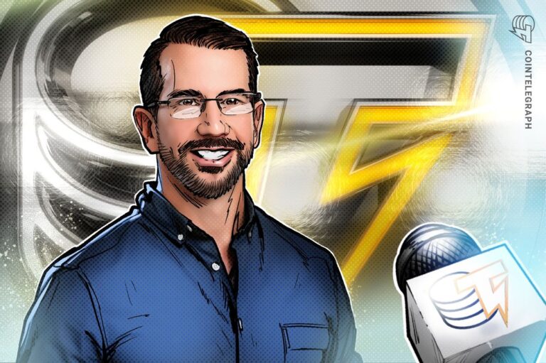 Physische Bitcoin-Münze vor einem leicht steigenden digitalen Kurs-Chart im Hintergrund