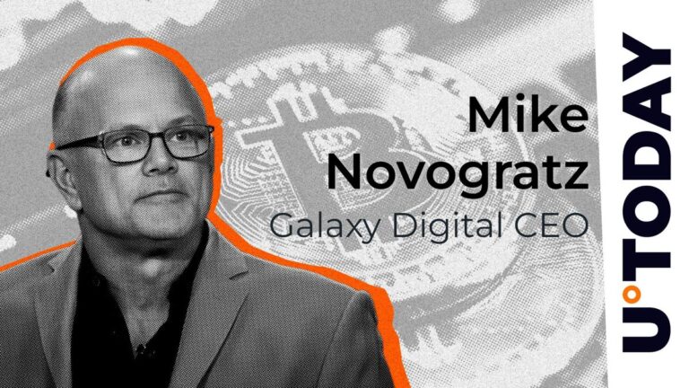 Mike Novogratz spricht auf einer Konferenz vor einem Bitcoin-Kurs-Chart