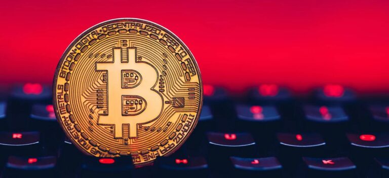 Eine physische Bitcoin-Münze vor einem digitalen Hintergrund aus komplexen Quantencomputer-Schaltkreisen