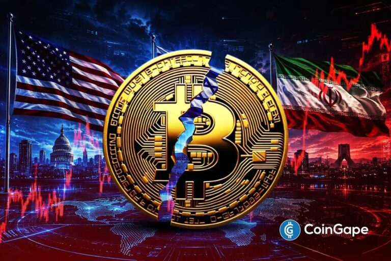 Eine physische Bitcoin-Münze liegt auf einem absteigenden roten Kurs-Chart vor einem dunklen Hintergrund