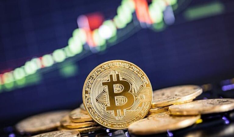 Roter Abwärts-Chart über einer physischen Bitcoin-Münze verdeutlicht das aktuelle Kursrisiko.