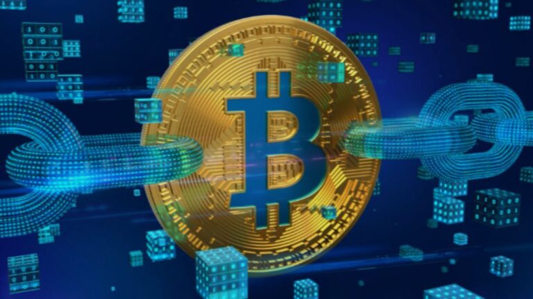 Ein leuchtendes Bitcoin-Logo vor einem steigenden Kurs-Chart auf einem digitalen Bildschirm.