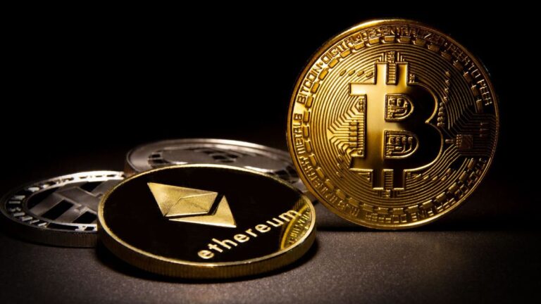 Bitcoin- und Ethereum-Münzen vor einem steigenden Kurs-Chart