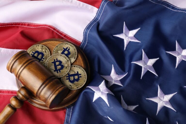 Physische Bitcoin- und XRP-Münzen neben einem Richterhammer auf einem Schreibtisch