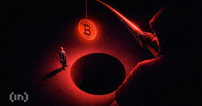 Ein fallender roter Kurs-Chart, überlagert mit dem Siegel der US-Notenbank und einer physischen Bitcoin-Münze