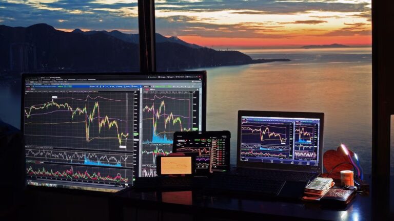 Roter Kurs-Chart mit fallenden Pfeilen neben einer physischen Bitcoin-Münze
