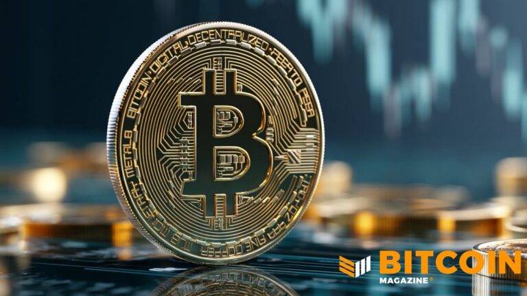 Physische Bitcoin-Münze vor einem verschwommenen Kurs-Chart mit roten und grünen Kerzen