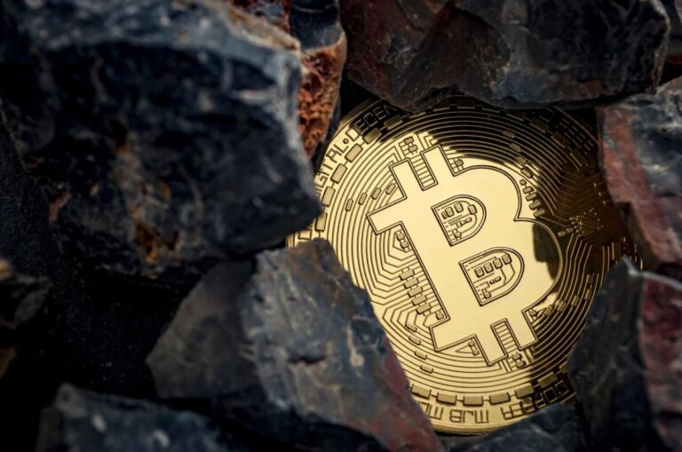 Ein geteilter Bildschirm zeigt einen fallenden Bitcoin-Chart und einen steigenden Ethereum-Chart neben dem BlackRock-Logo.