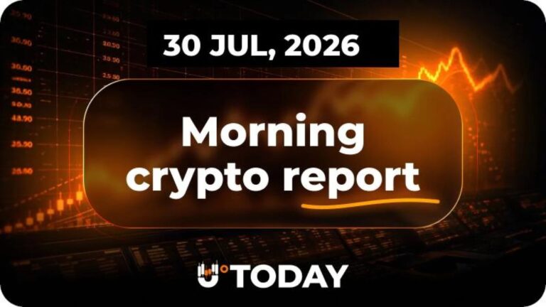 Physische Bitcoin-Münze vor einem ETF-Chart und dem blauen Logo der Kryptowährung XRP