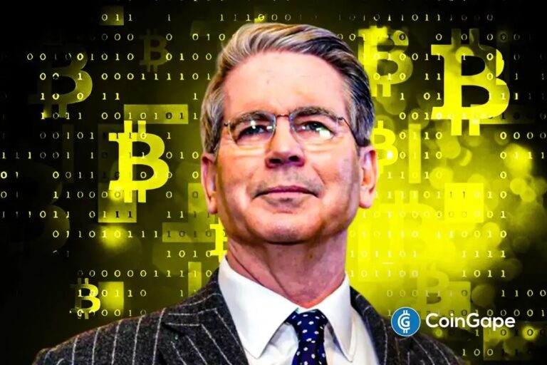 US-Finanzminister Scott Bessent spricht vor einem Hintergrund mit Bitcoin-Logo