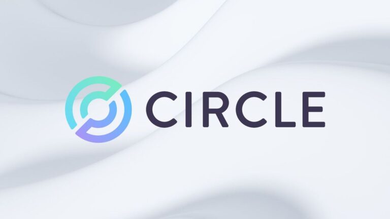 Abwärtsgerichteter roter Kurs-Chart hinter dem Logo des Stablecoin-Herausgebers Circle