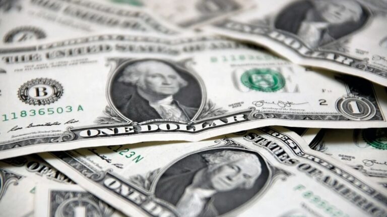 Eine fallende Bitcoin-Münze vor dem Gebäude der US-Notenbank Federal Reserve