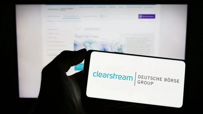 Logo von Clearstream neben physischen Darstellung von XRP und Solana