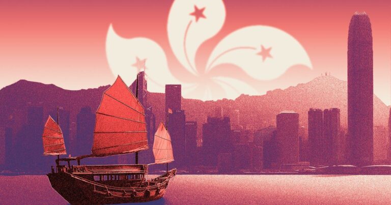 Smartphone mit Coinbase-Logo vor einer verschwommenen chinesischen Flagge und einem Bitcoin-Symbol.