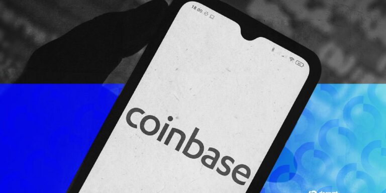 Rote Kurs-Charts auf einem Bildschirm neben dem Logo der US-Kryptobörse Coinbase und einer Bitcoin-Münze.