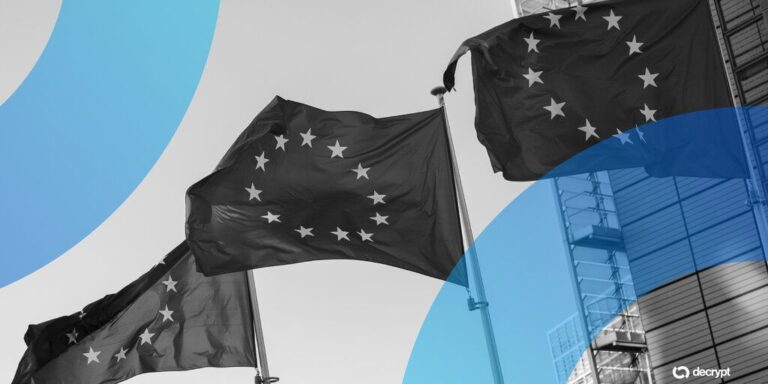 EU-Flagge vor einem unscharfen Chart-Hintergrund mit den Logos der Kryptobörse HTX, Ethereum und Solana.