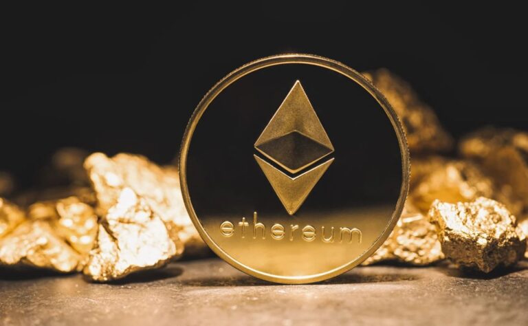 Eine Ethereum-Münze auf einem steigenden Kurs-Chart mit grünen Kerzen