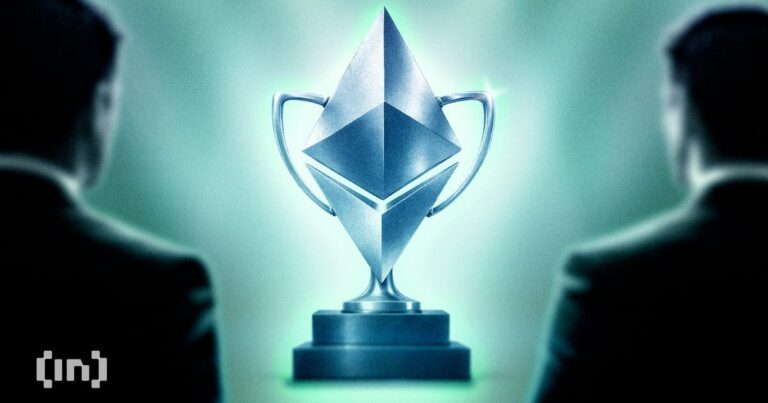 Düsteres Ethereum-Logo auf einem Kurs-Chart, der eine plötzliche Aufwärtsbewegung nach einem Stimmungstief zeigt