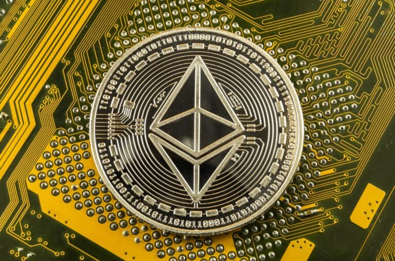 Silberne Ethereum-Münze vor einem steigenden grünen Kurs-Chart und dem Logo der Börse Binance