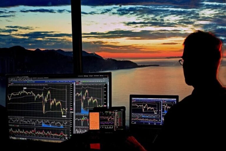 Abwärtsgerichteter roter Kurs-Chart hinter einer Ethereum-Münze