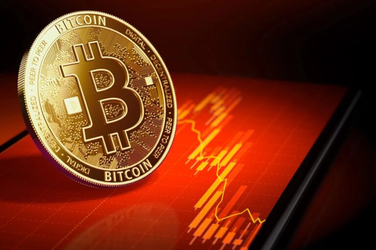 Physische Bitcoin- und Ethereum-Münzen vor dem Logo der Krypto-Börse Binance
