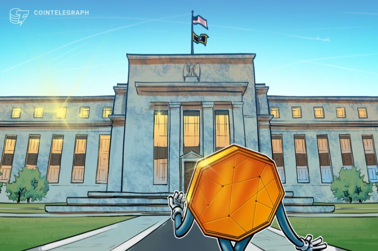 Grafik des Bitcoin-Kurses mit dem Logo der Federal Reserve und fallenden Aktiencharts im Hintergrund