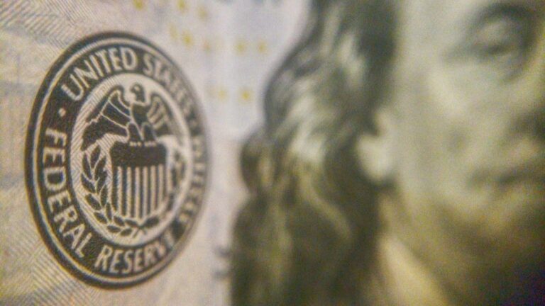 Das Gebäude der US-Notenbank Federal Reserve mit einem überlagerten Bitcoin-Kurs-Chart