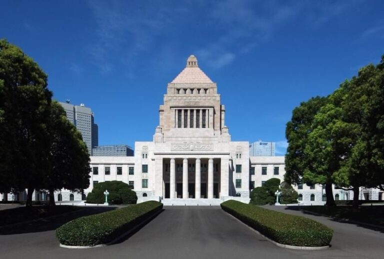Japanische Flagge im Hintergrund mit Bitcoin-Münze und aufsteigendem Kurs-Chart