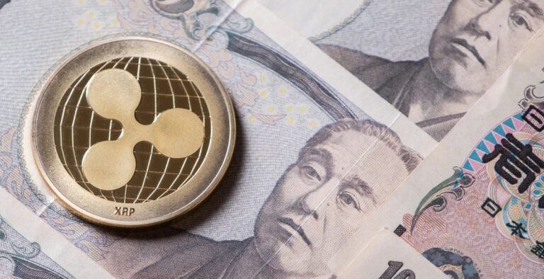 Bitcoin und XRP Münzen neben japanischen Yen-Banknoten vor einem aufsteigenden Kurs-Chart