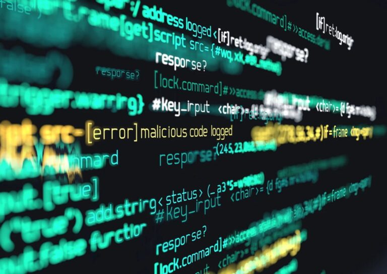 Hacker am Computermonitor mit eingeblendeten Logos von Bitcoin, Ethereum und XRP
